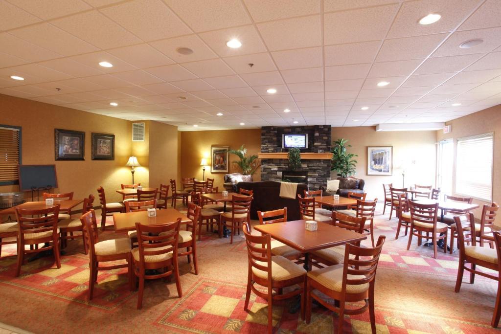 Pomeroy Inn And Suites Chetwynd Exterior photo
