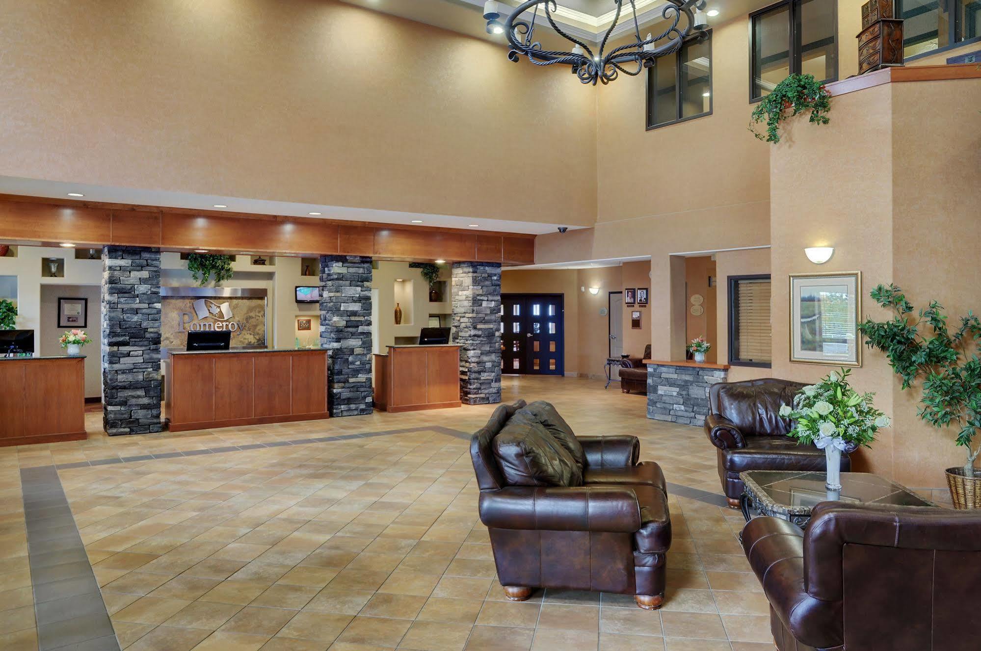 Pomeroy Inn And Suites Chetwynd Exterior photo